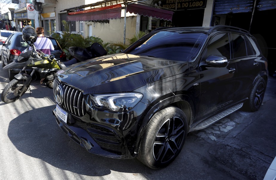 Mercedes roubada foi recuperada na área da Penha
