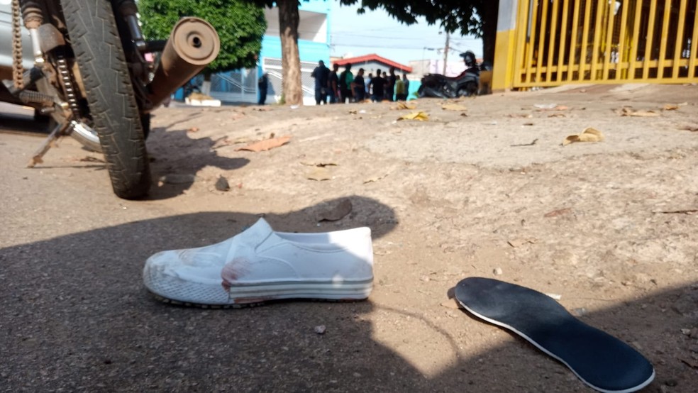 Mulher e filho estavam em moto quando foram atingidos por carro — Foto: Tiago Frota/Rede Amazônica