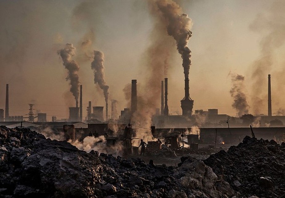 Poluição causada por fábricas na China.