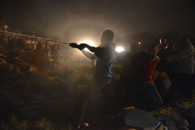 Moradores e outros voluntários atravessaram a noite tentando encontrar e remover vítimas dos escombros em Nairobi (Foto: Tony Karumba/AFP)