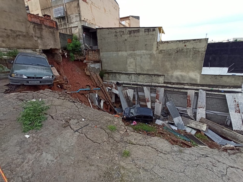 Parte de imóvel desmorona na Vila Carmosina e buraco engole carros — Foto: Thiago Guerreiro/ TV Globo