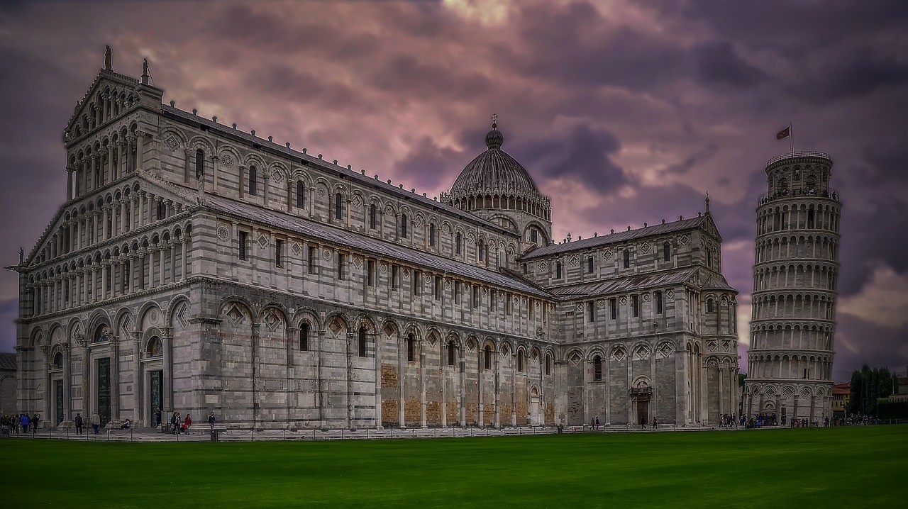 A Torre de Pisa junto Ã  Catedral da cidade, a qual serve de campanário. (Foto: Creative Commons / Walkerssk)