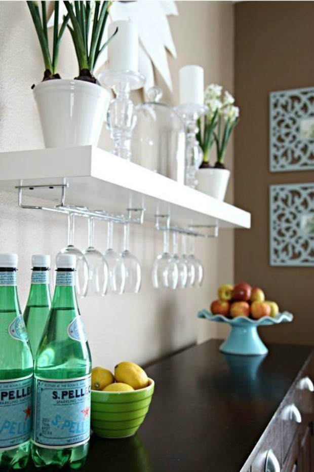A cozinha fica ainda mais charmosa com um suporte de alumínio segurando as taças de vinho (Foto: Pinterest/Reprodução)