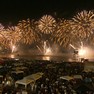 Foto: (Show de luzes coloriu o céu na orla de Copacabana / Reprodução/TV Globo)