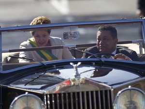 Dilma e seu motorista no Rolls Royce presidencial (Foto: Ueslei Marcelino/Reuters)