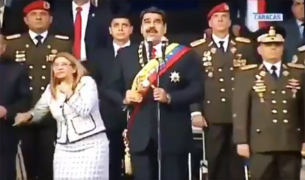 Imagem da transmissão da VTV, no momento em que Maduro e as demais autoridades no palanque de parada militar observam com susto a passagem do que o governo venezuelano chamou de drones carregados de explosivos (Foto: Handout/Venezuelan Television (VTV)/AFP)