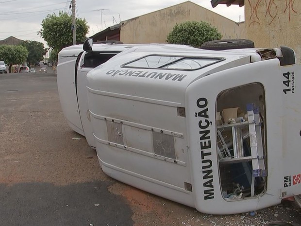 Ninguém se machucou em acidente (Foto: Reprodução / TV TEM)