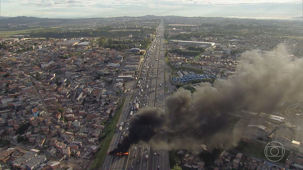 Protesto na Rodovia Presidente Dutra, em Guarulhos — Foto: TV Globo