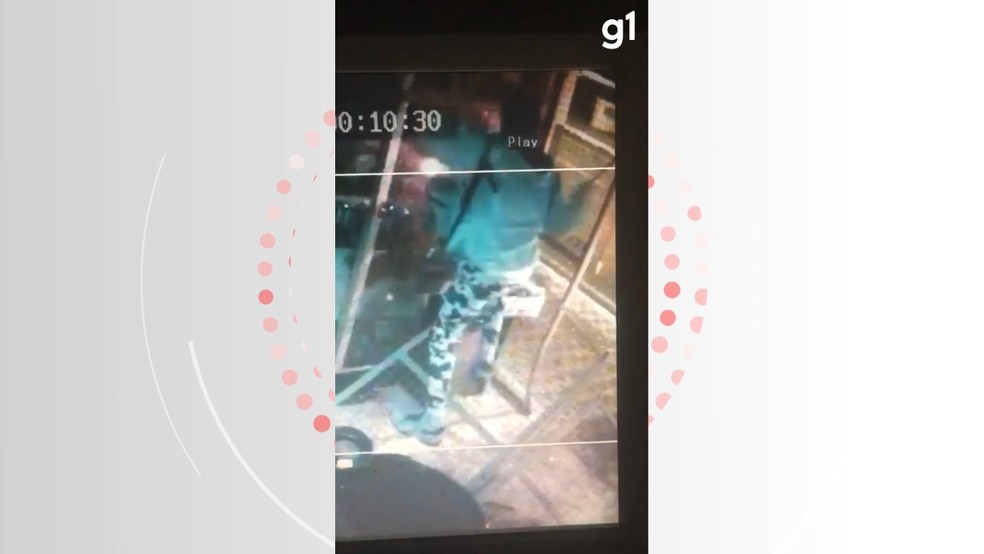 Ladrões invadiram loja de celulares, em Marialva — Foto: Câmera de segurança