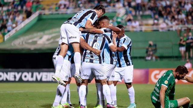 Jogadores do Grêmio comemoram gol diante da Chapecoense