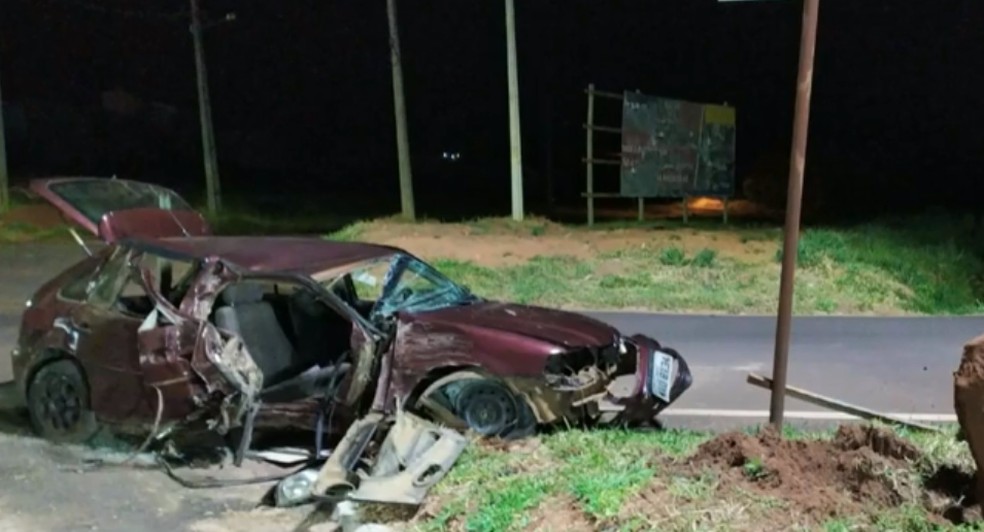 Carro bateu em placa de trânsito, em Iporã — Foto: PM/Divulgação