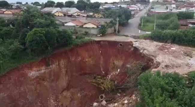 VDEO: Cratera gigante ameaa engolir casas em Anpolis