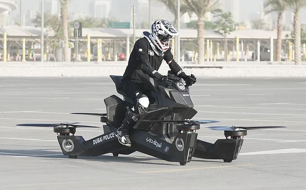 'Moto voadora' da polícia de Dubai tem 4 hélices e parece mais um drone — Foto: Hoversurf