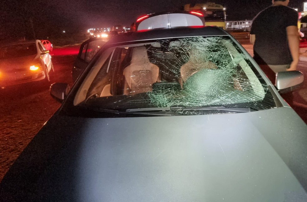 Carro ficou destruído após bater contra ciclista em MT — Foto: Divulgação