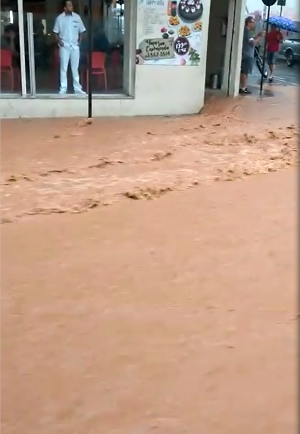 Ruas e avenidas foram alagadas durante forte chuva que atingiu a cidade de João Monlevade. (Foto: Wellington Martins Nunes/Arquivo pessoal)