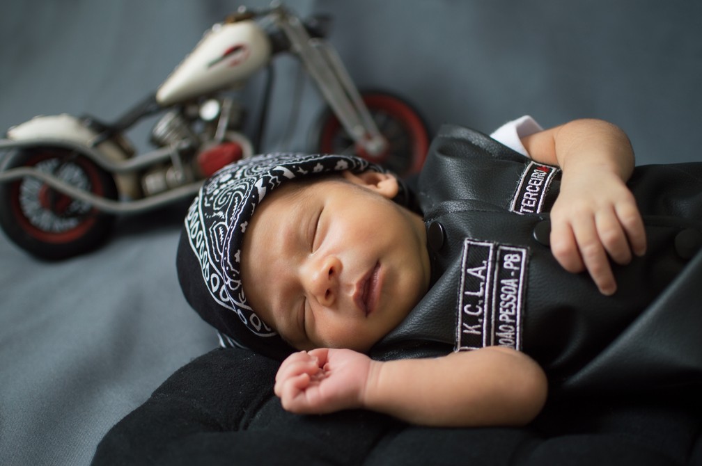 Bebê dorme durante ensaio newborn inspirado na série Sons of Anarchy (Foto: Keicy Victor/Divulgação)