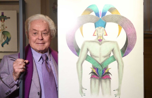 Designer and artist Roberto Capucci with his costume sketch for "Dionisiaco". An exhibition of his drawings is currently at the Uffizi Gallery in Florence (Foto: FRANCESCO GUAZZELLI)