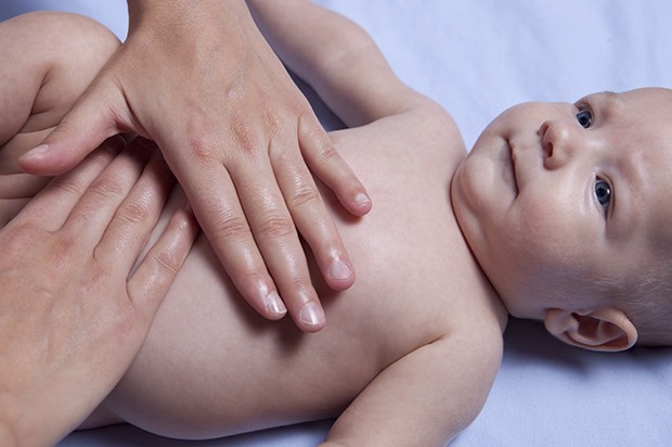 Massagem na barriga combate a cólica do recém-nascido  (Foto: Thinkstock)