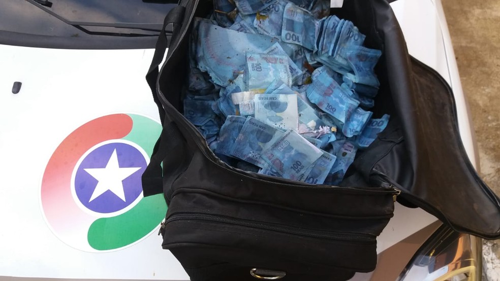 Mala cheia de réplica de dinheiro foi encontrado em Ponte Serrada  (Foto: PM/Divulgação)
