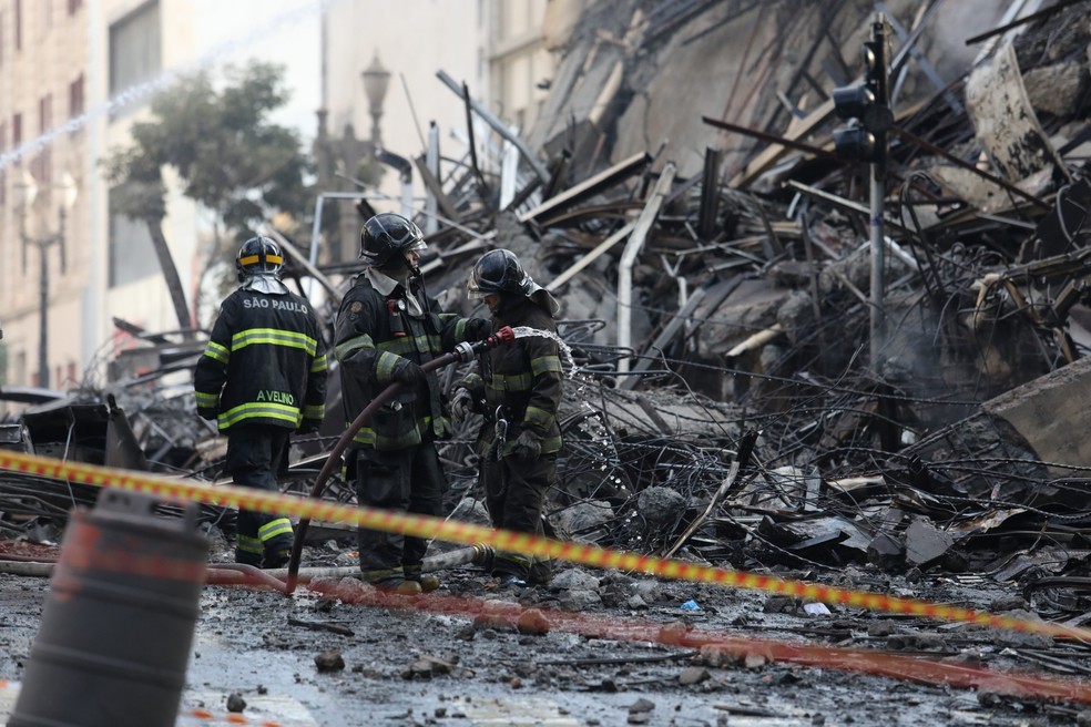 Bombeiros trabalham nos escombros do prédio que desabou após incêndio no Largo do Paissandu, em São Paulo (Foto: Marcelo Brandt/G1)