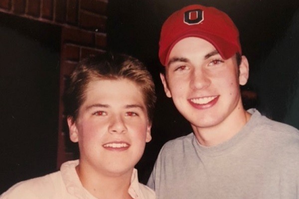 Chris Evans e seu irmão Scott durante a adolescência (Foto: Instagram)