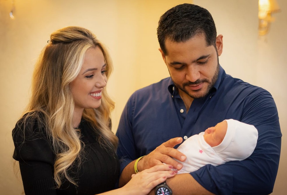 Camila e Adriano, de Rio Preto, com a pequena Pietra nos bra&ccedil;os, que nasceu em Kiev &mdash; Foto: Arquivo Pessoal