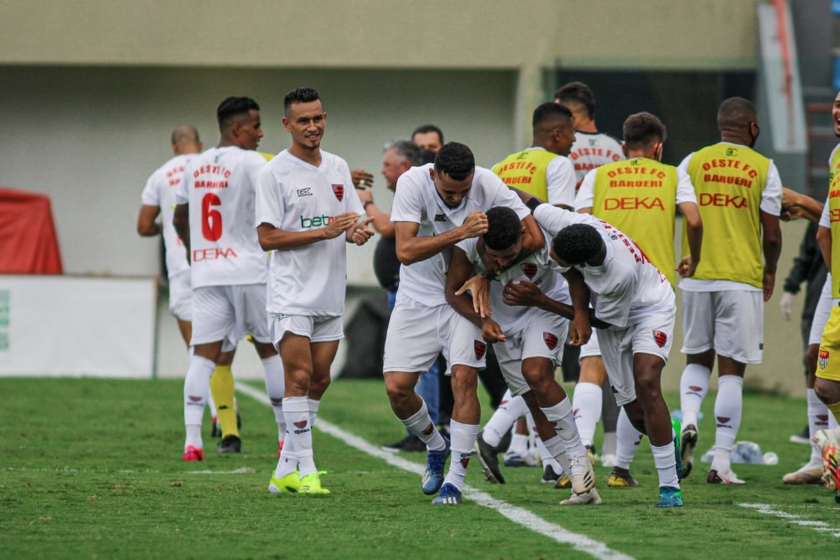 Oeste vence Monte Azul com gol nos acréscimos e continua ...