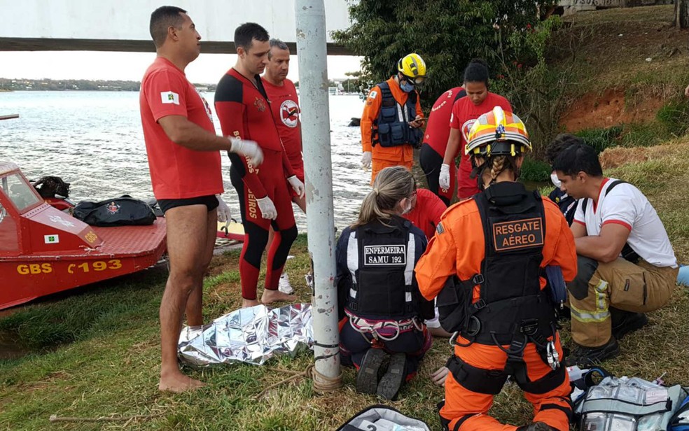Bombeiros tentam reanimar jovem após pulo da ponte Honestino Guimarães no Lago Paranoá, no DF (Foto: Corpo de Bombeiros do DF/Divulgação)