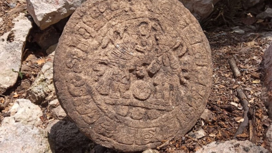 Marcador de jogo de bola descoberto em Chichén Itzá com texto hieroglífico maia completo