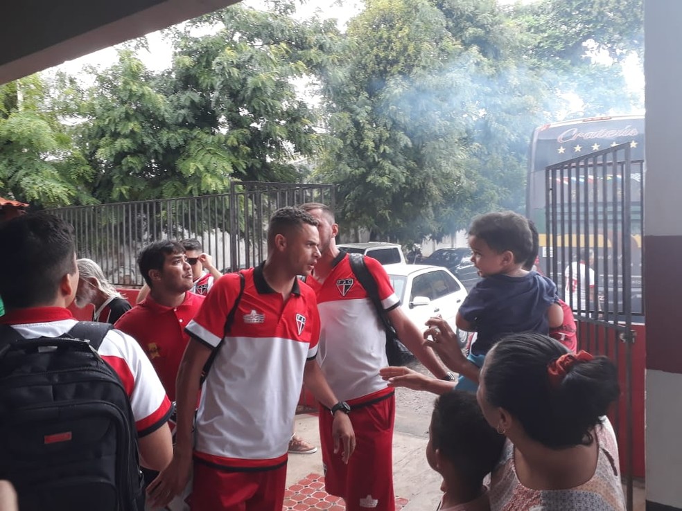 Elenco é recebido pela torcida, na Barra do Ceará (Foto: Beatriz Carvalho)