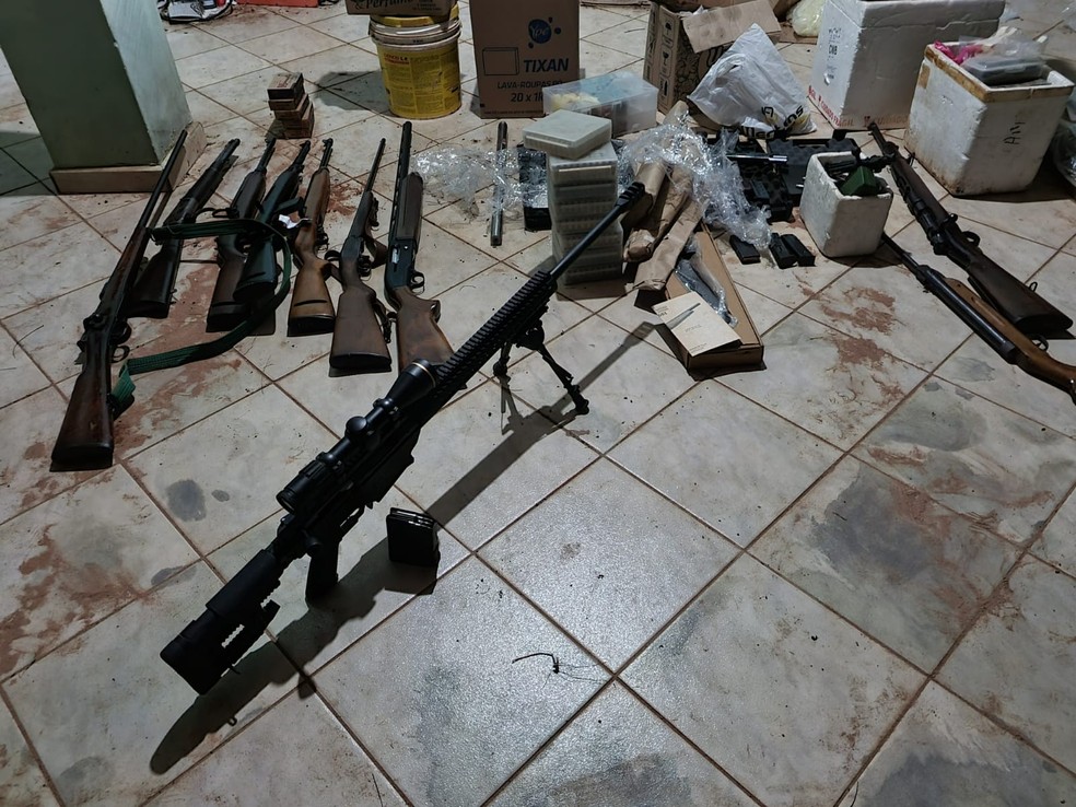 Armas, entre elas um fuzil, foram apreendidas na casa do coronel aposentado suspeito do crime em Marília — Foto: Polícia Civil/ Divulgação