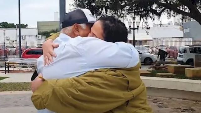 Pai e filha separados há 30 anos se reencontram em SC após e-mail enviado à polícia; VÍDEO