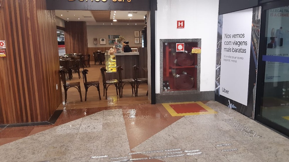 Água  da chuva invadiu o aeroporto de Salvador — Foto: Adriana Oliveira/TV Bahia