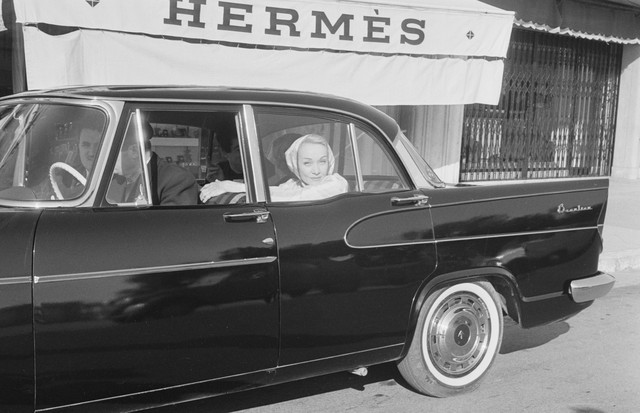 Marlene Dietrich em frente à uma loja Hermès em Mônaco, 1963. (Foto: Getty Images)