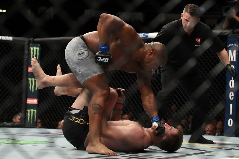 Cormier Faz Historia Nocauteia Miocic E Faz Desafio A Brock Lesnar No Ufc 226 Combate Sportv