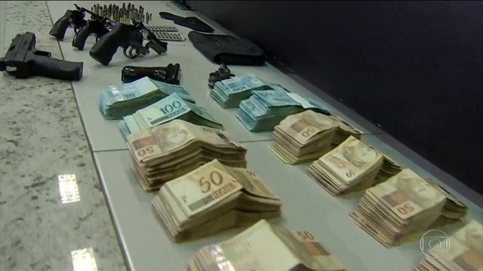 Polícia encontrou várias armas e grande quantia em dinheiro nas casas de João de Deus — Foto: Reprodução/JN