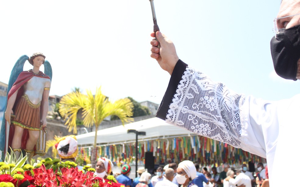 Procissão e lavagem marcam reabertura do Mercado de São Miguel, em Salvador — Foto: Alex Assis