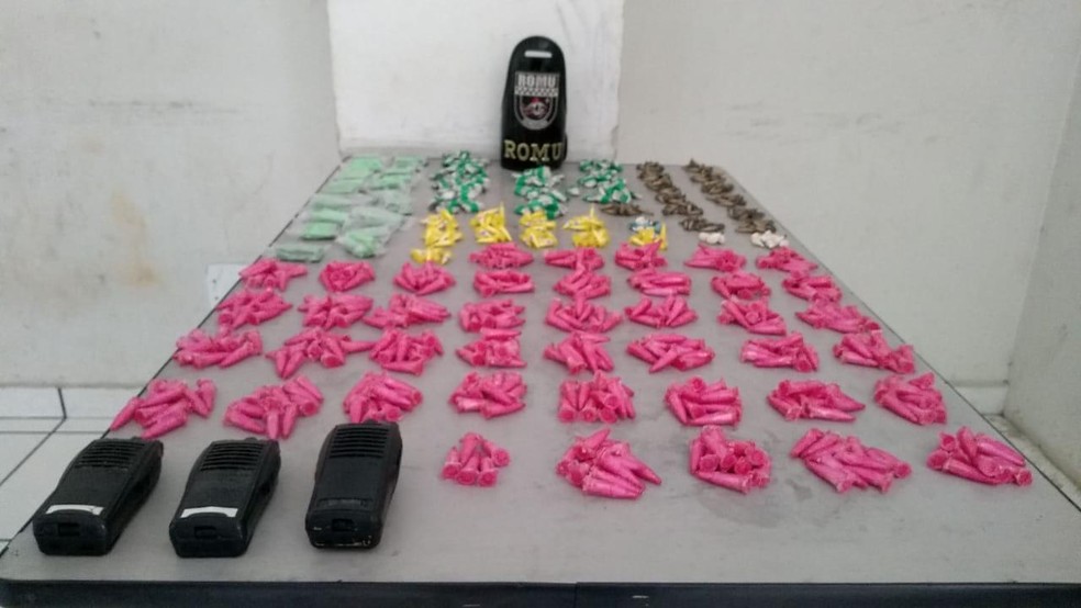Adolescente &eacute; detido suspeito de tr&aacute;fico de drogas no Jardim Nova Esperan&ccedil;a, em Sorocaba (SP). &mdash; Foto: Guarda Civil Municipal