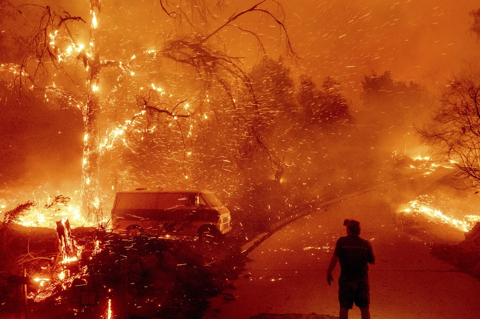 Fogo queima a comunidade de Silverado em Orange County, Califórnia, em 3 de dezembro de 2020 — Foto: AP/Noah Berger, Arquivo
