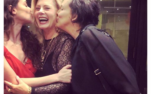 Vera Fischer ganha beijo 'sanduíche' de Alinne Moraes e Ana Beatriz Nogueira