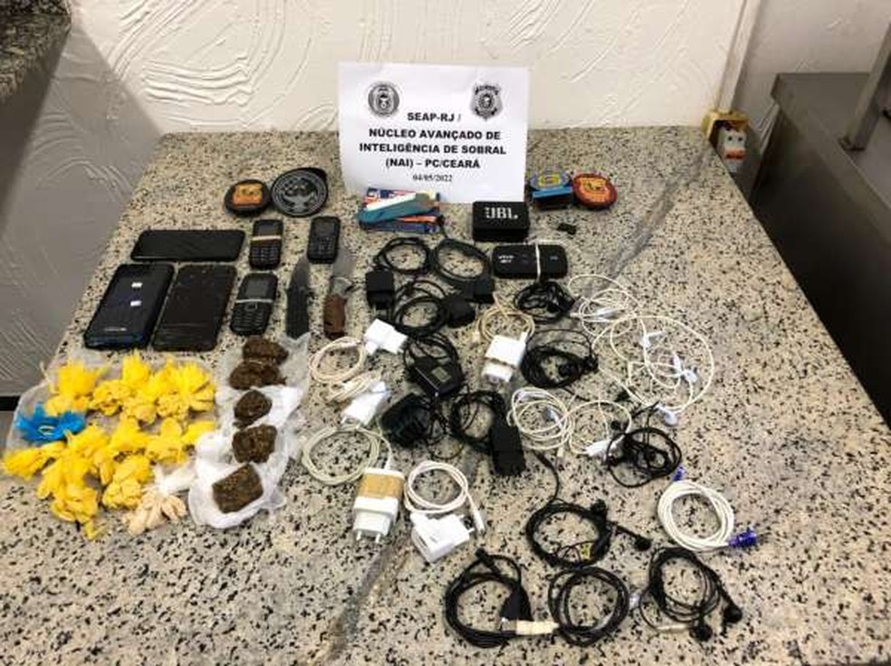 Polícia apreendeu celulares, carregadores, drogas, entre outros objetos nas celas dos suspeitos de ameaçarem comerciantes cearenses através de ligações. — Foto: Polícia Civil/ Divulgação