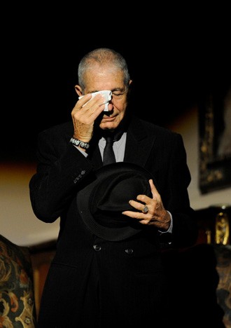 Cohen chora durante homenagem em Gijon, na Espanha (Foto: REUTERS/Eloy Alonso)