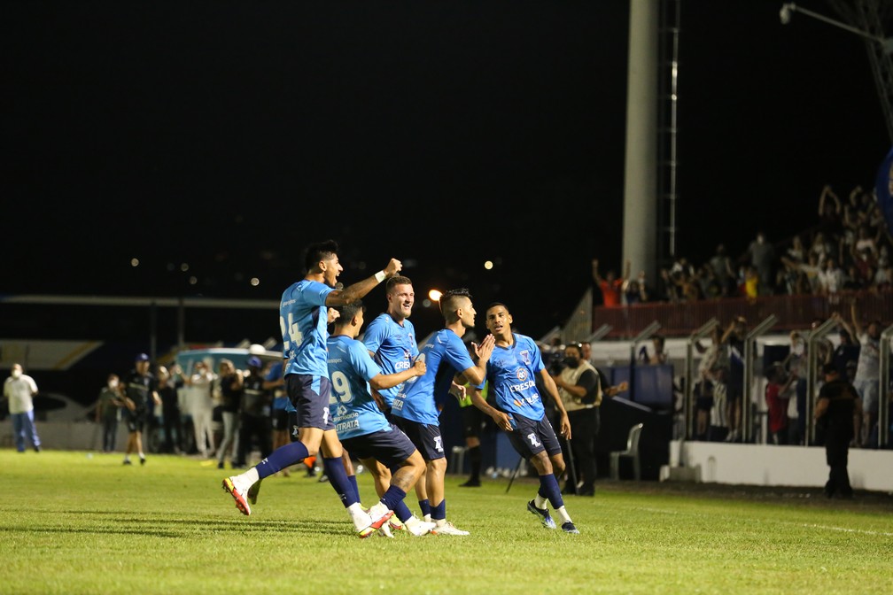 Jogadores do Azuriz comemoram gol contra o Unio-PR no Paranaense 2022  Foto: Maurcio Moreira/Azuriz