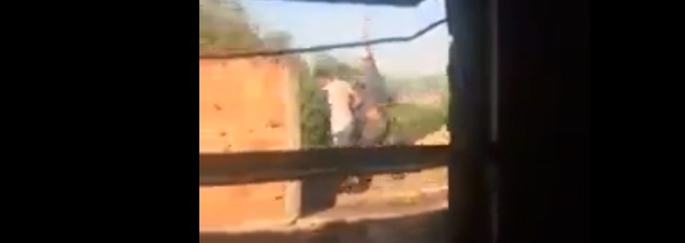 Nas redes sociais, imagens mostram suspeitos baleados na Penha (Foto: Reprodução)