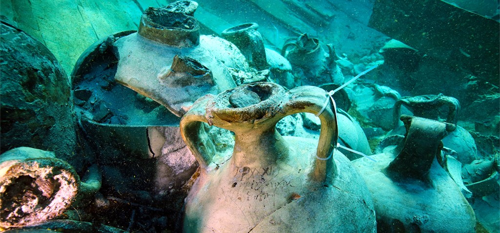 Artefatos encontrados no local de naufrágio do navio romano do século 4 (Foto: Universidade de Cádiz)