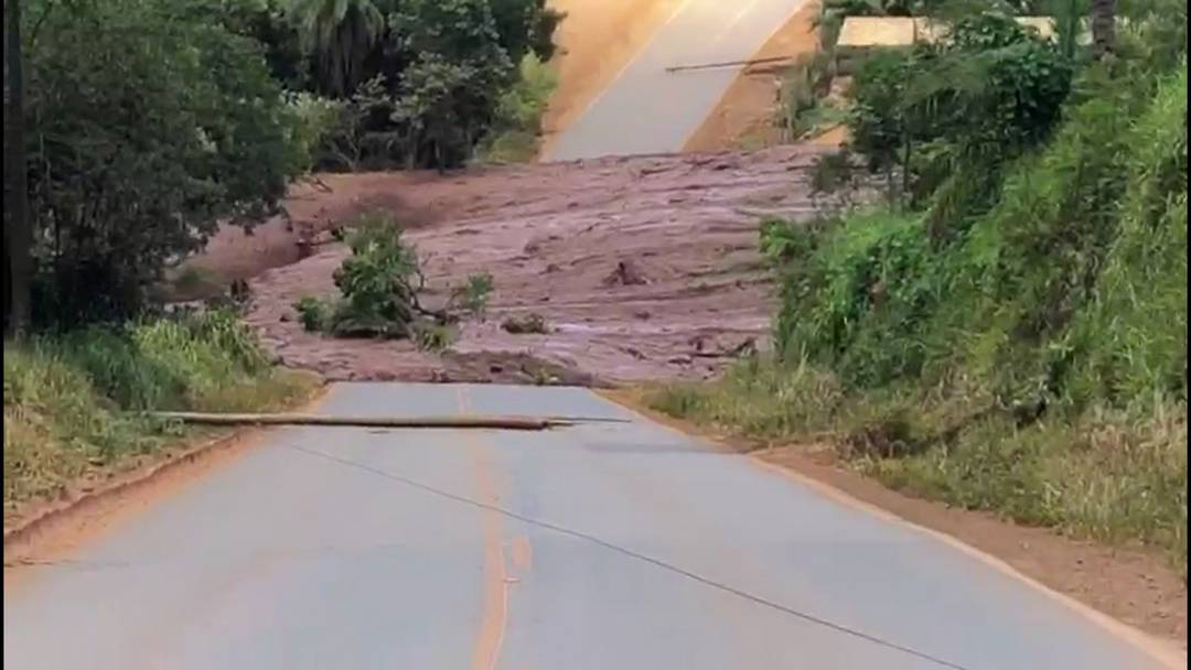 Lama bloqueia passagem na estrada em Brumadinho