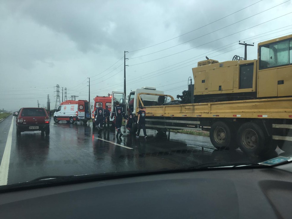 Homem morre após bater carro na traseira de caminhão carregado de granito na BR-304 — Foto: Cedida