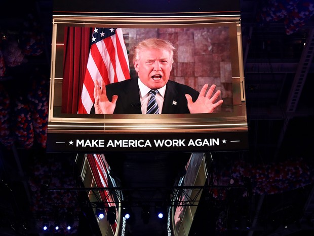 Donald Trump fala a delegados na convenção do Partido Republicano, em Cleveland, Ohio, através de uma videoconferência, na terça (19) (Foto: John Moore/Getty Images/AFP)