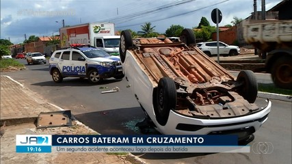 Em Araguaína, carros batem em cruzamento; saiba mais