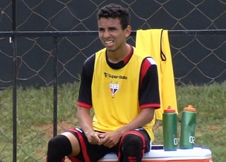 Atlético-GO dispensa meia Zezinho e devolve atacante Rafinha ao Fla